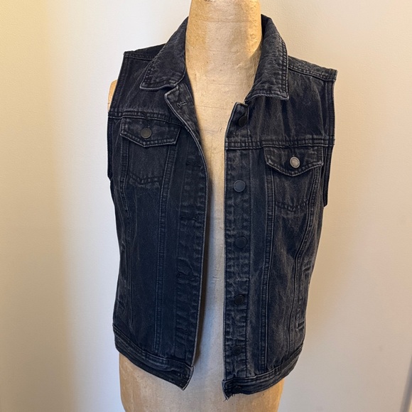 Universal Thread Black Denim Vest - Picture 8 of 9